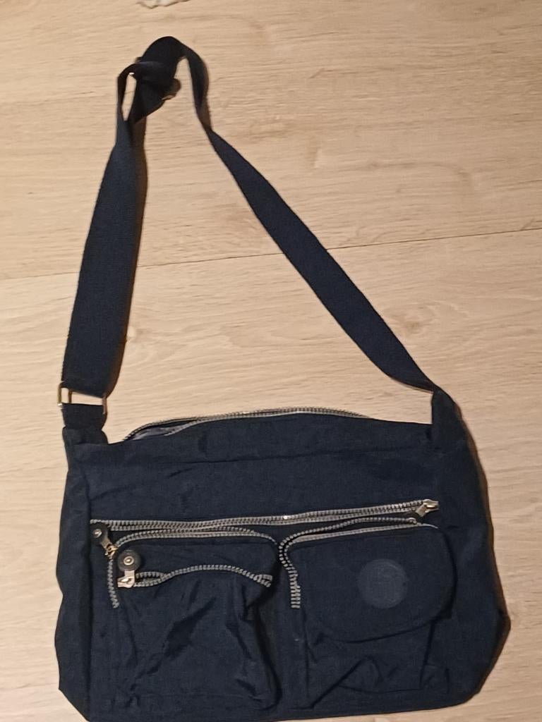 Sac bleu marîne, Enlèvement, Bleu