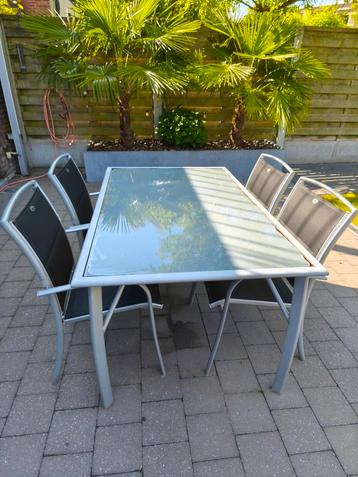 Tuintafel met 4 stoelen  beschikbaar voor biedingen