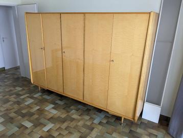 armoire vintage disponible aux enchères