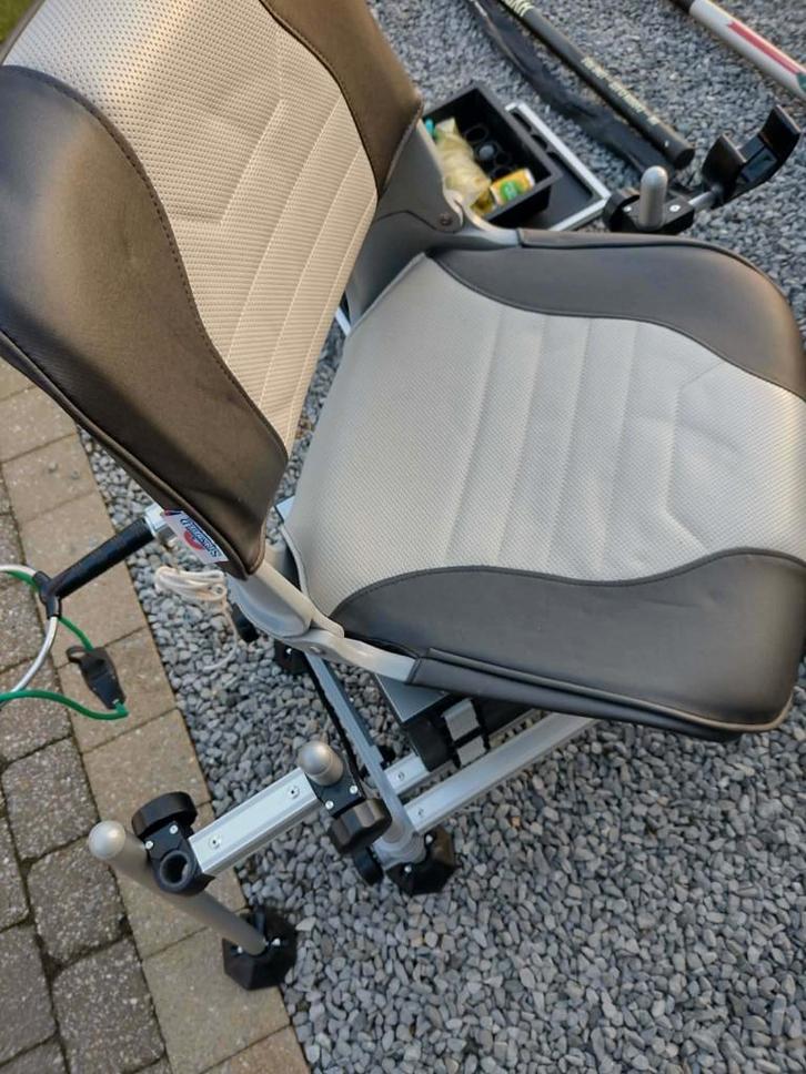 VISSERSTOEL  COMPLEET MET LIJNEN EN TOEBEHOREN, Watersport en Boten, Hengelsport | Karpervissen, Zo goed als nieuw, Complete set