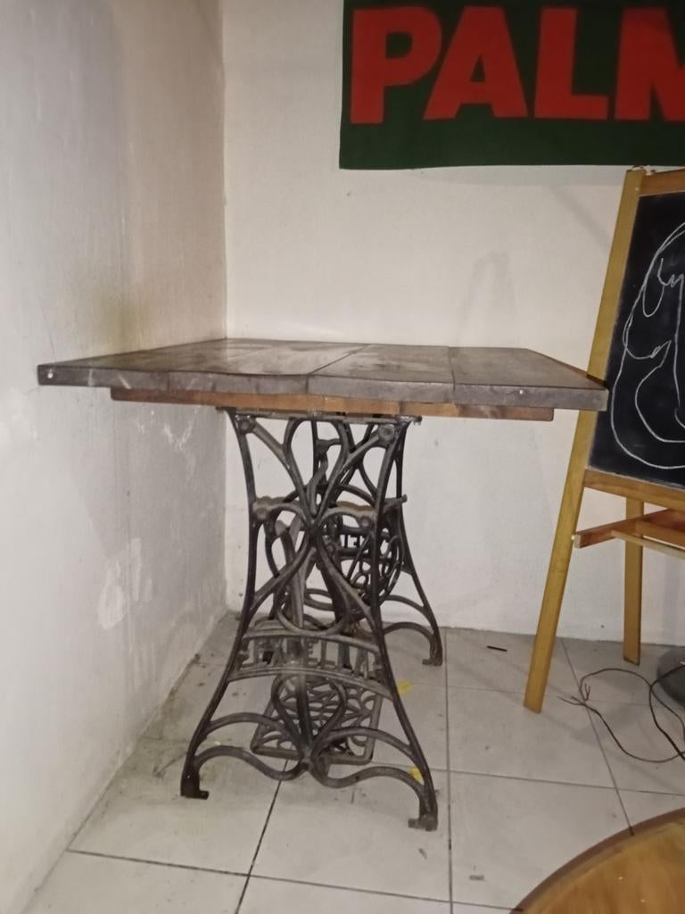 Antieke tafel met gietijzeren onderstel van een naaimachine., Ophalen