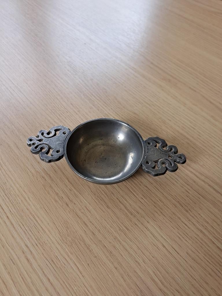 Cendrier en étain, Enlèvement