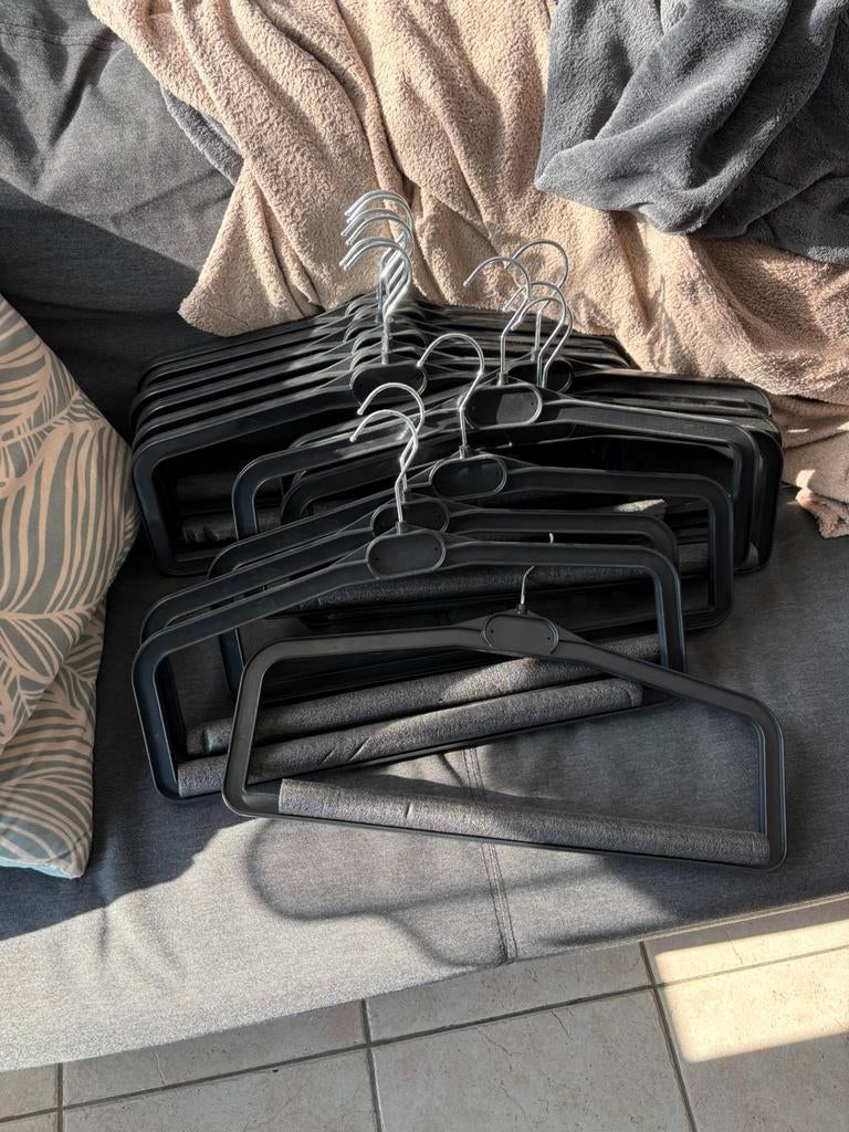 Kledinghangers, Enlèvement, Comme neuf