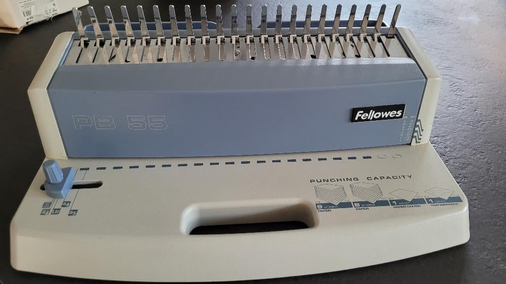 Fellowes perforator + plastic ringen, Ophalen, Zo goed als nieuw