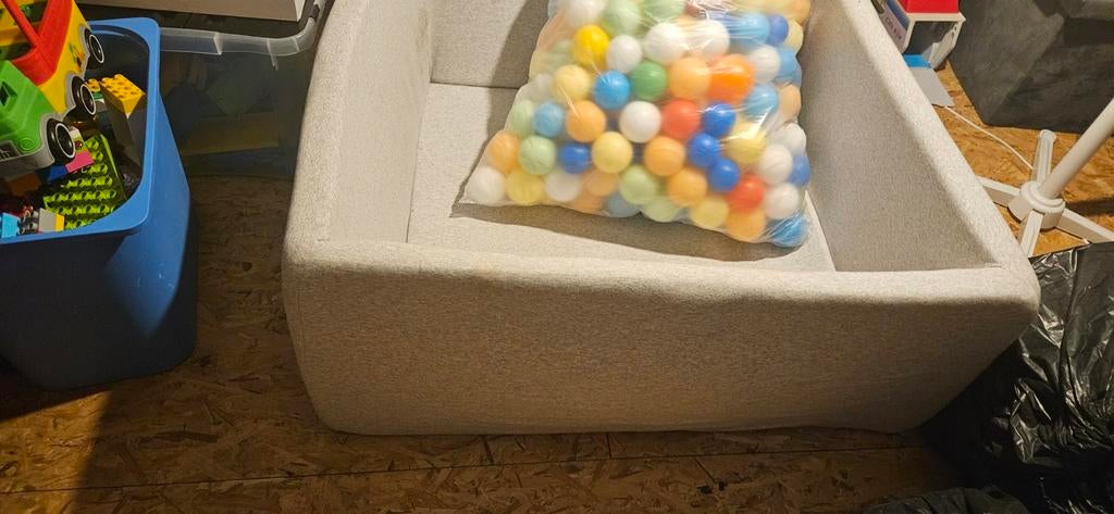 Piscine à balles 90x90 avec beaucoup de balles, Enlèvement