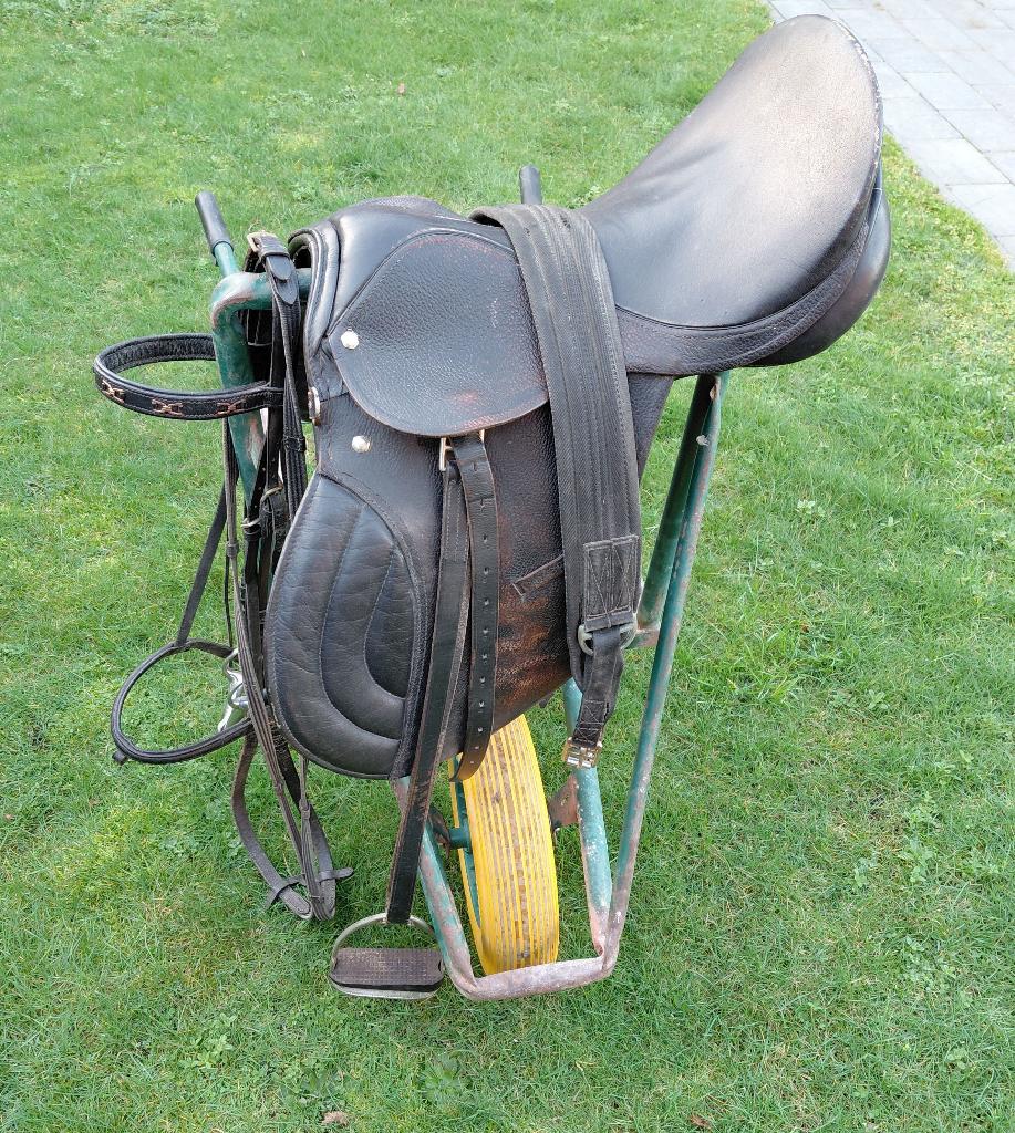 Zwart veelzijdigheidszadel te koop –  met toebehoren, Ophalen, Gebruikt, Overige soorten