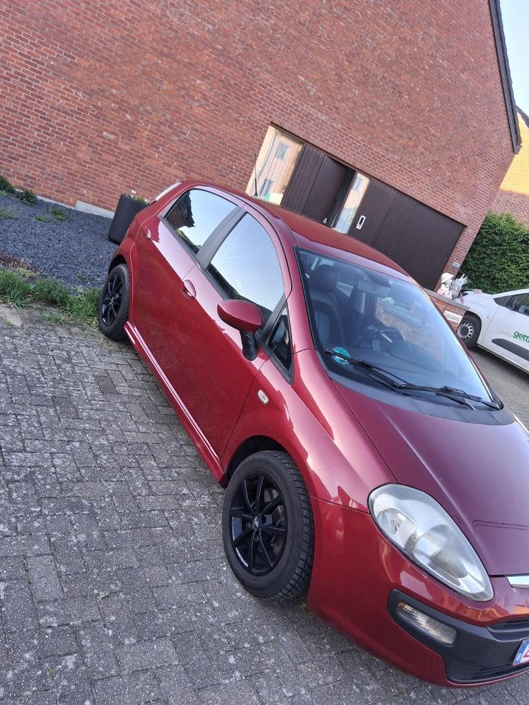 Fiat Punto Evo à vendre ! Le véhicule a déjà été inspecté po, Cuir, Euro 5, Boîte manuelle, Noir