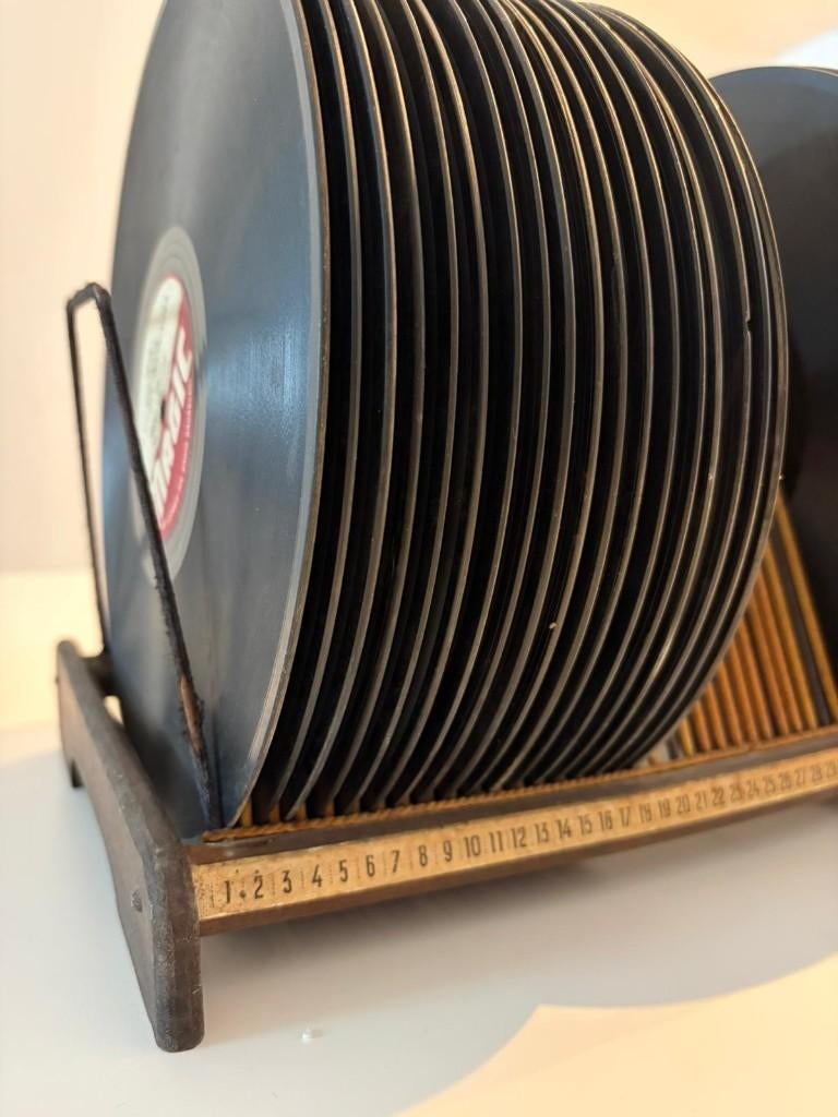 Partij 78-toeren schellakplaten (65 stuks) + 2 houten rekken, Ophalen, Audio en Video