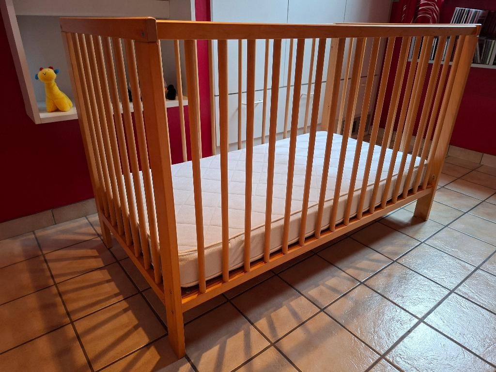 kinderbedje met matras ( 60 x 120 cm) van Ikea, Ophalen, Gebruikt, Ledikant