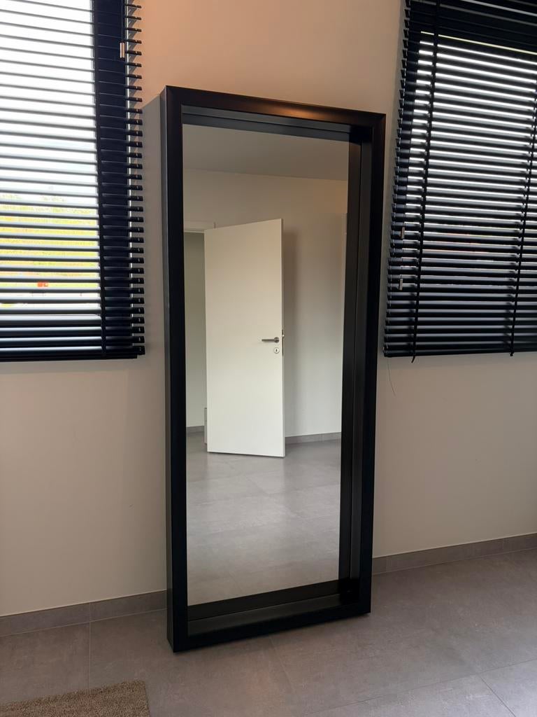 Moderne XL design spiegel met zwarte kader – perfecte staat, Ophalen, Zo goed als nieuw