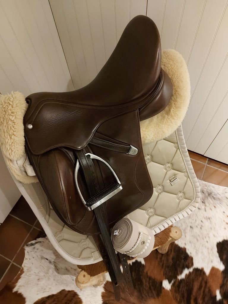 Bates Innova mono dressuurzadel (bruin), Dieren en Toebehoren, Paarden en Pony's | Zadels, Ophalen