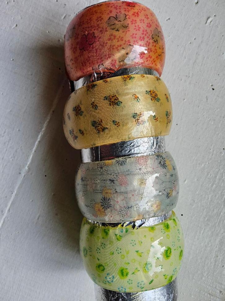 4 GEKLEURDE BLOEMENARMBANDEN (de kavel), Handtassen en Accessoires, Armbanden, Nieuw, Kunststof of Plastic, Ophalen of Verzenden