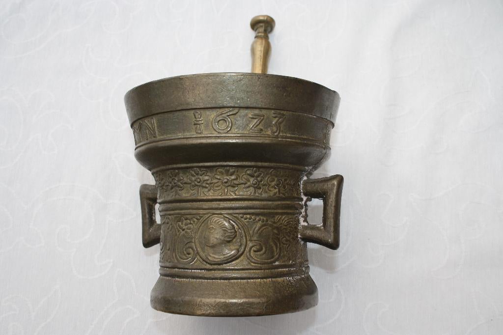 Bronzen mortier met stamper, Enlèvement, Bronze