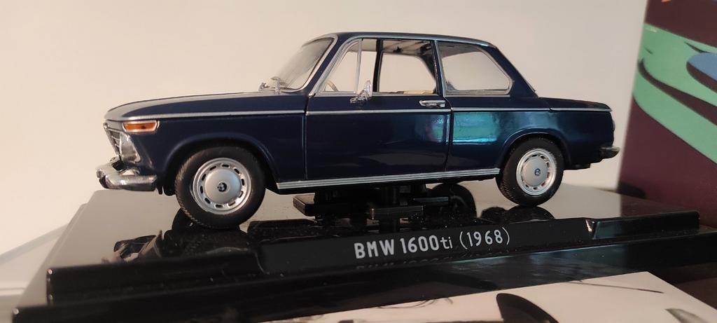 BMW 1600 Ti 1968 bleue 1:24 avec couverture rigide, Enlèvement ou Envoi