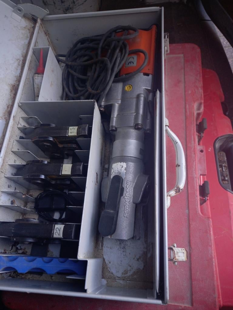 Sertisseuse avec différentes mâchoires, Bricolage & Construction