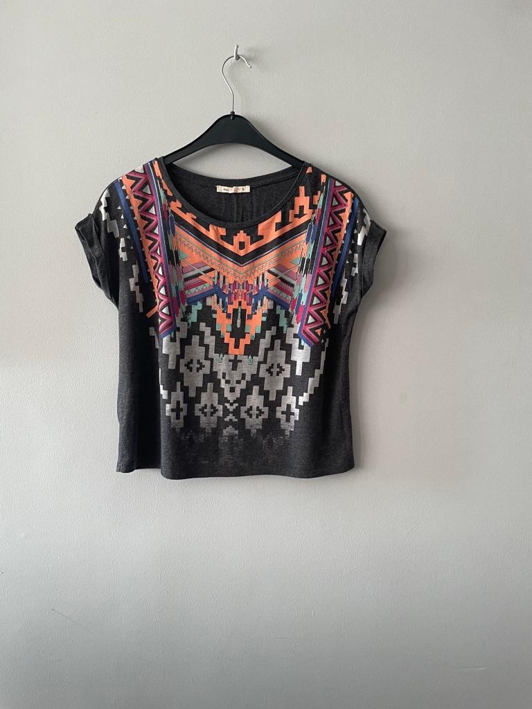 Zwarte korte BLOUSE met print, Kleding | Dames, Ophalen of Verzenden, Zo goed als nieuw, Maat 36 (S)