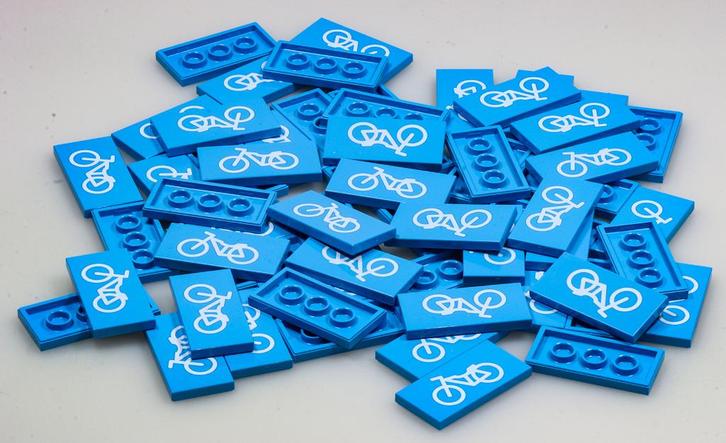 60 platte Legoblokjes afm.4x2x1 blauw met witte opdruk fiets, Kinderen en Baby's, Speelgoed | Bouwstenen, Nieuw, Ophalen
