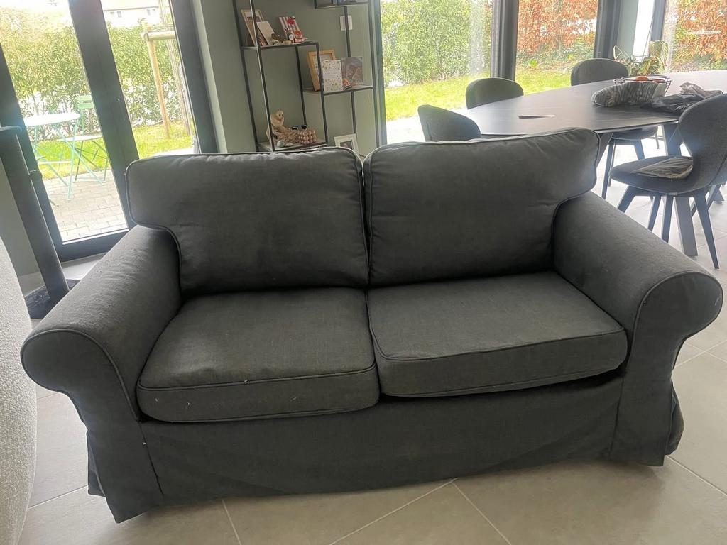 Donkergrijze 2-zitsbank . Gratis, Huis en Inrichting, Ophalen, Gebruikt, Tweepersoons, Rechte bank