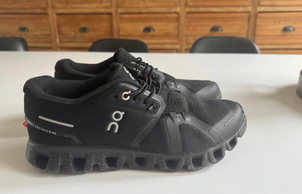 Zwarte sportschoenen cloud maat 42, Verzenden, Zo goed als nieuw