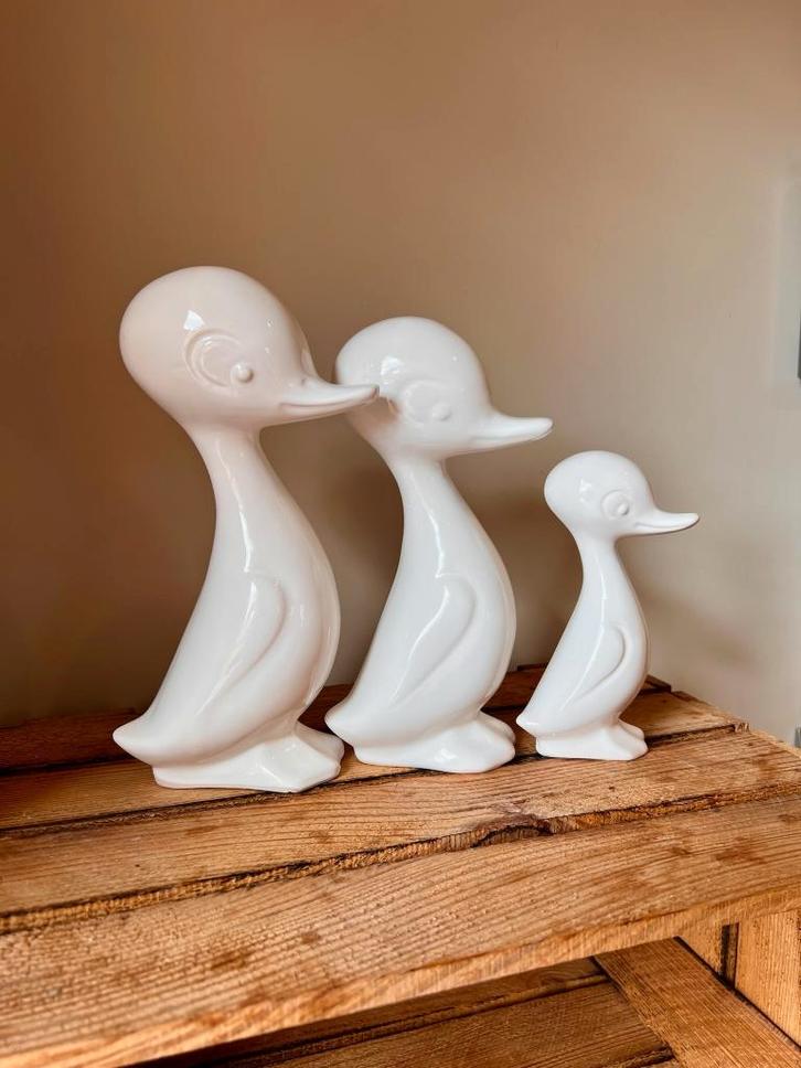Schattige vintage eendenfamilie in wit keramiek, Verzamelen, Dierenverzamelingen, Zo goed als nieuw, Beeldje of Figuurtje, Vogel