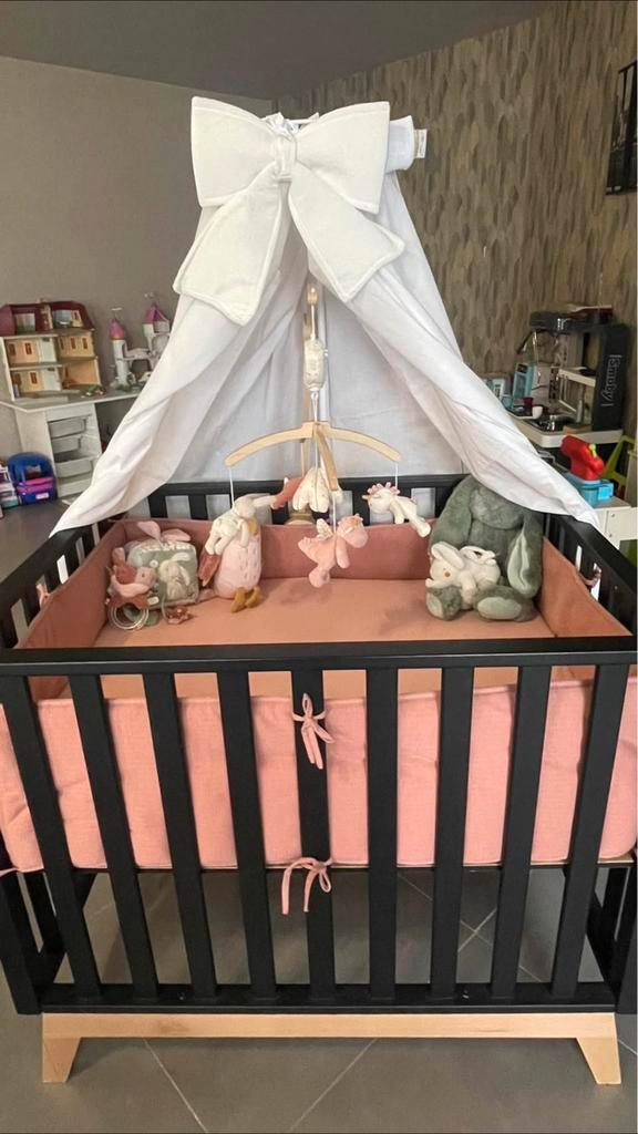 Babypark met witte en roze parkbekleding + mobiel, Enfants & Bébés, Parcs, Comme neuf, Enlèvement