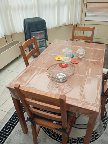 Keuken tafel met 4 stoelen niet te groot  beschikbaar voor biedingen