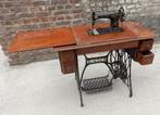 SINGER naaimachine op tafel met gietijzeren voet, Ophalen