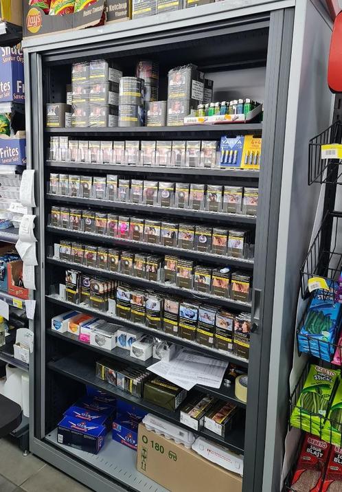 Professionele metalen kast in perfecte staat Pr Sigarette, Huis en Inrichting, Woonaccessoires | Etagères, Zo goed als nieuw, Ophalen of Verzenden