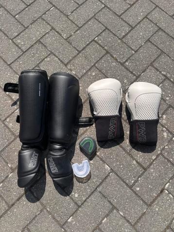 Bokshandschoenen beenbeschermer mondstuk 2x beschikbaar voor biedingen