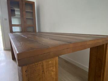 Mooie houten tafel met massieve poten L 220 m beschikbaar voor biedingen