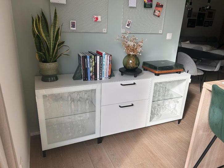 Dressoir wit Ikea Besta met vitrine en lades, Huis en Inrichting, Kasten | Dressoirs, Gebruikt, 150 tot 200 cm, 25 tot 50 cm, Met lade(s)