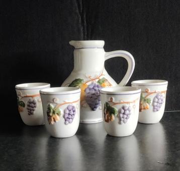 4 verres et 1 cruche en porcelaine fabriqué à Alcobaça beschikbaar voor biedingen