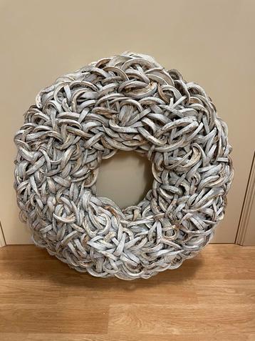 Witte houten krans beschikbaar voor biedingen