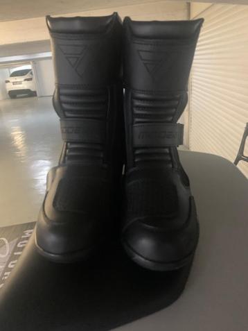 BOTTES DE MOTO FEMME NEUVES T 40 beschikbaar voor biedingen