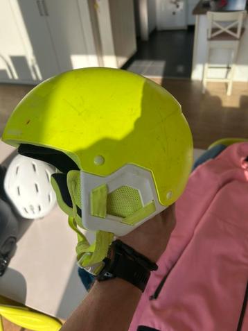 Skihelm kids gemakkelijk herkenbaar op de piste beschikbaar voor biedingen