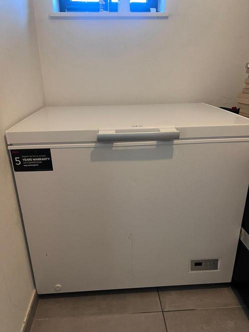 AEG diepvrieskoffer AHB526E1LW – 2022, Elektronische apparatuur, Vriezers en Diepvrieskisten, Gebruikt, Vrijstaand, Vrieskist