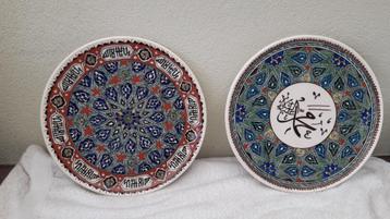 Deux assiettes anciennes de Turquie.. 31 cm de diamètre 