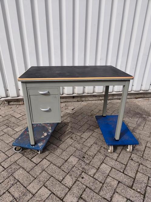 Vintage Gispen stalen bureau - Tijdloos design uit Nederland, Huis en Inrichting, Bureaus, Gebruikt, Bureau, Ophalen