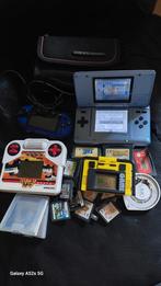 lot van vier spelcomputers met verschillende spellen., Games en Spelcomputers, Spelcomputers | Nintendo DS, Met games, Gebruikt