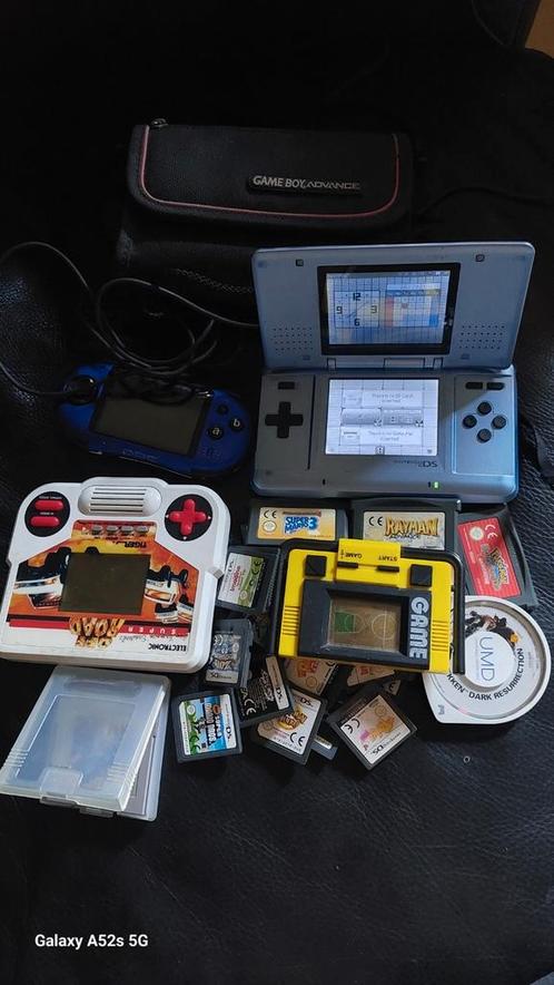 lot van vier spelcomputers met verschillende spellen., Games en Spelcomputers, Spelcomputers | Nintendo DS, Gebruikt, Overige modellen