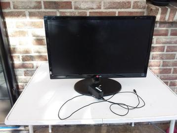 LG monitor, 5 toetsenborden, muizen  ,Xbox ,aansluitkabels 
