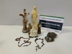 Religieuze beeldjes en kettingen