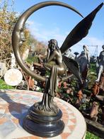 Statue en bronze signé sur socle en marbre circulaire, Enlèvement ou Envoi, Bronze