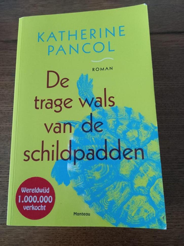 Boek: de trage wals van de schildpadden - Katherine Pancol, Boeken, Romans, Gelezen, Ophalen of Verzenden