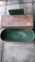 Drinkbak met vlotter voor dieren.