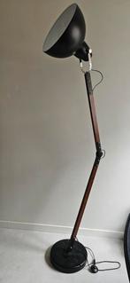 Houten vloerlamp / staanlamp met metalen kap, Huis en Inrichting, Lampen | Vloerlampen, Ophalen, Zo goed als nieuw