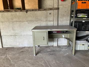 metalen bureau van vakschool in vintage  beschikbaar voor biedingen