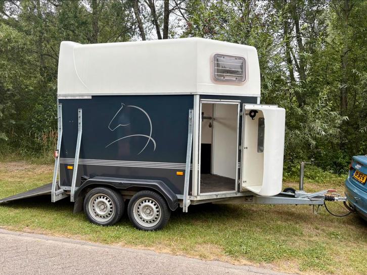 Humbaur twee paards trailer met zadelkast, Dieren en Toebehoren, Paarden en Pony's | Trailers en Aanhangwagens, Zo goed als nieuw