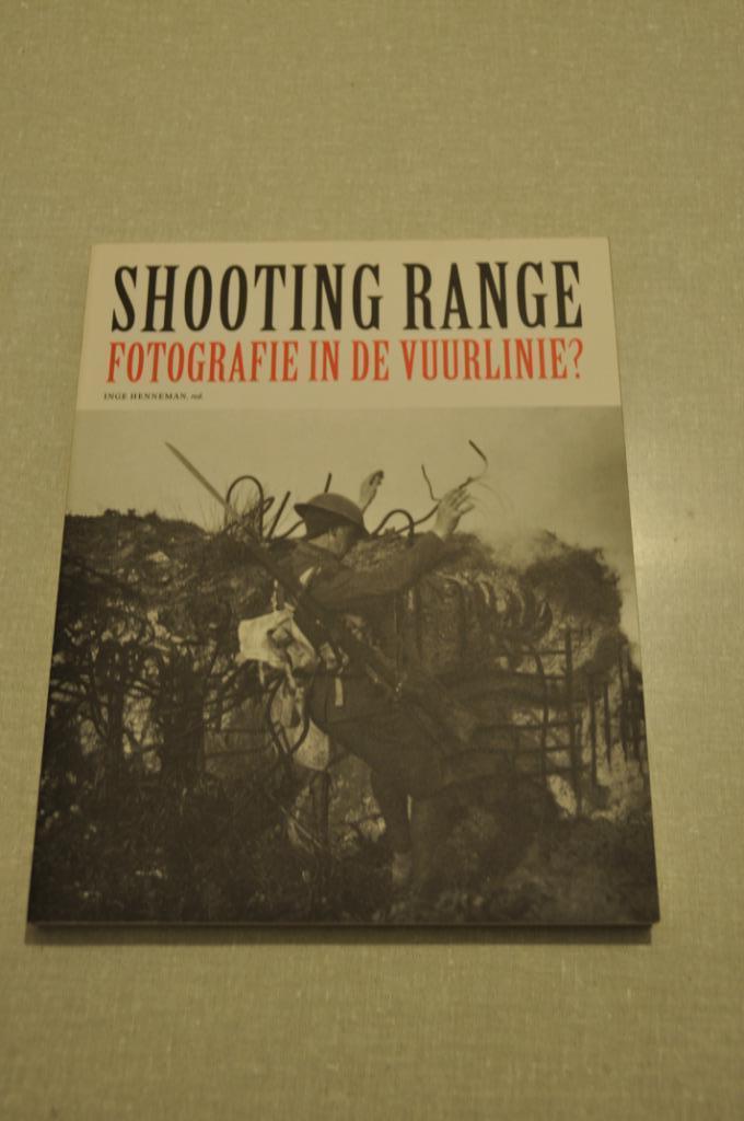 Shooting range: fotografie in de vuurlinie? (Fomu), Livres, Art & Culture | Photographie & Design, Comme neuf, Enlèvement