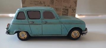 KLASSIEKE AUTO'S 1-24e RENAULT 4 IN HARS beschikbaar voor biedingen